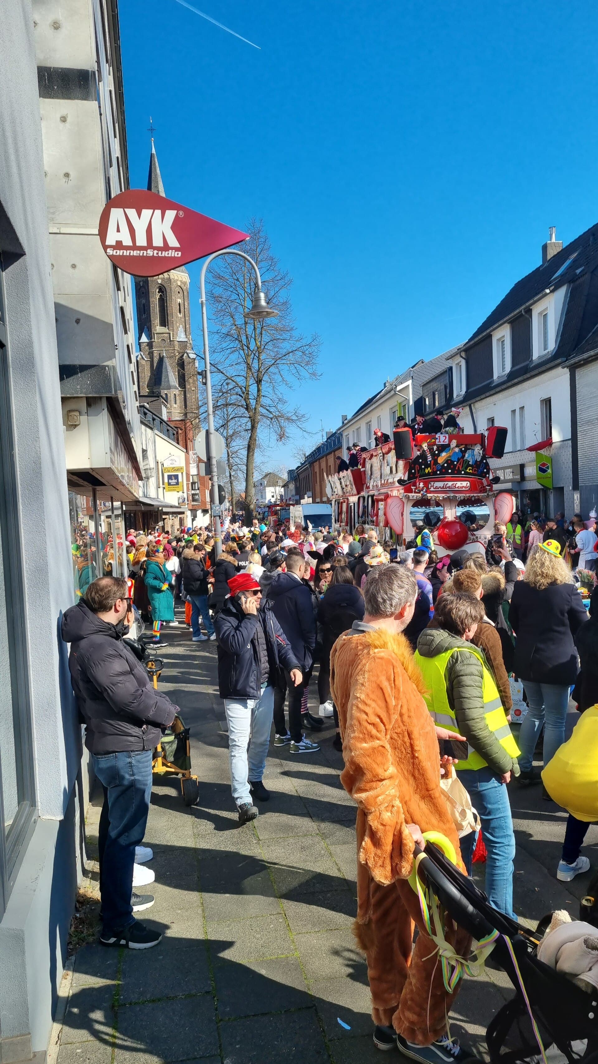 Revellers in costume filling Zülpicher Straße in Cologne's Kwartier Latäng on Weiberfastnacht