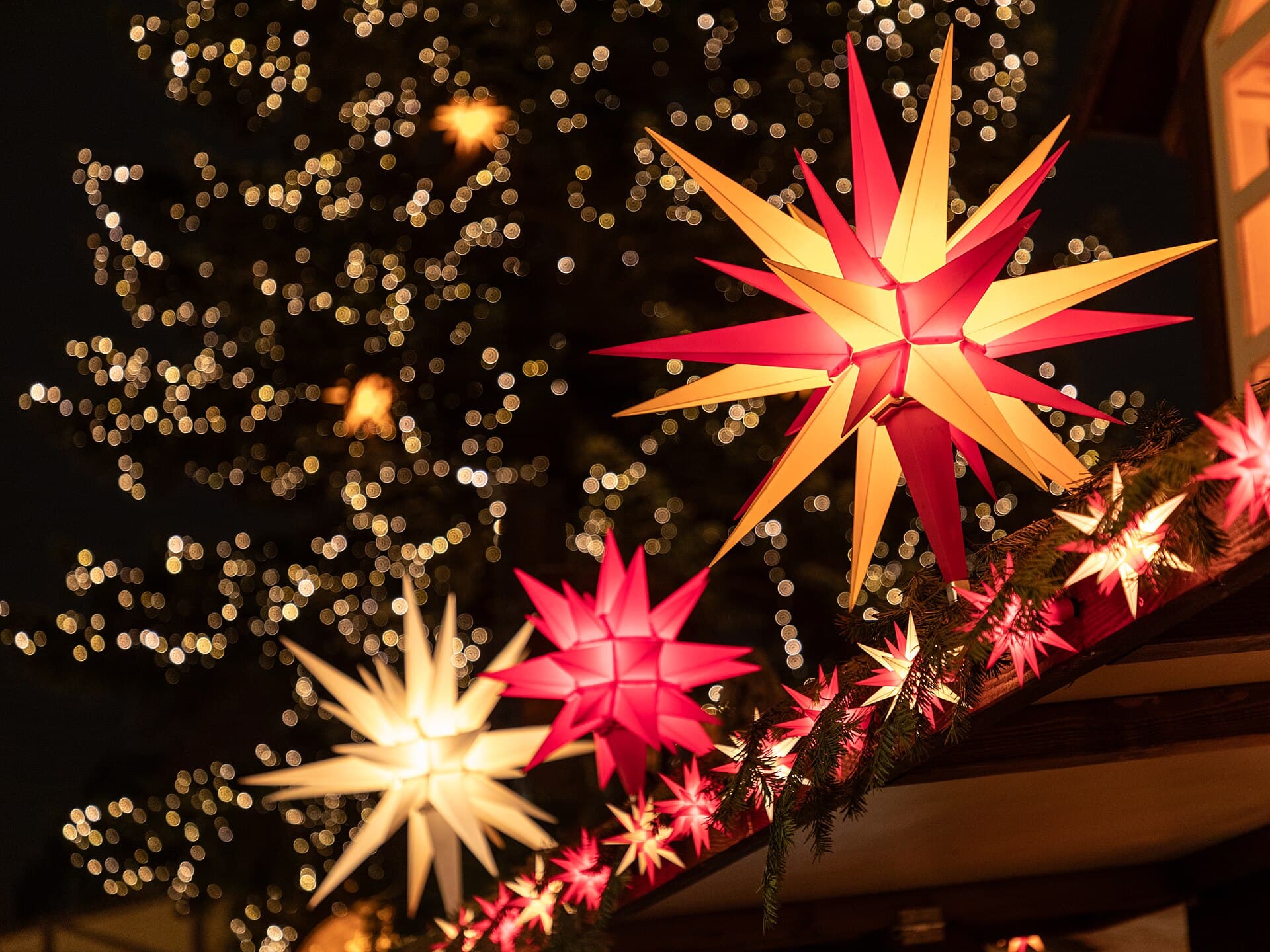 The 14.61 m walk-in Erzgebirge Christmas pyramid with its wings turning above the Altmarkt