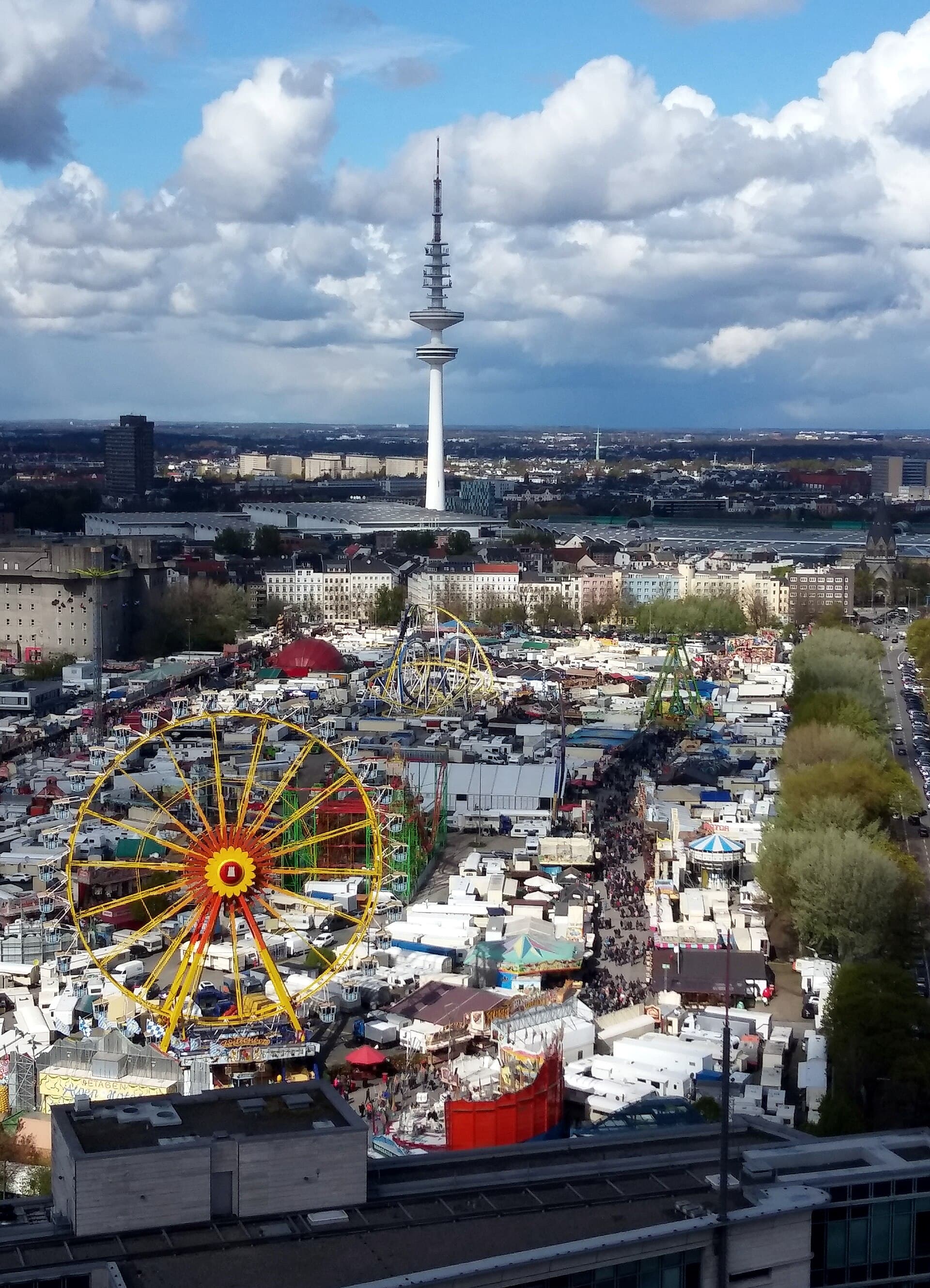 The U3 elevated platform at Feldstraße station with the Heiligengeistfeld fairground behind it