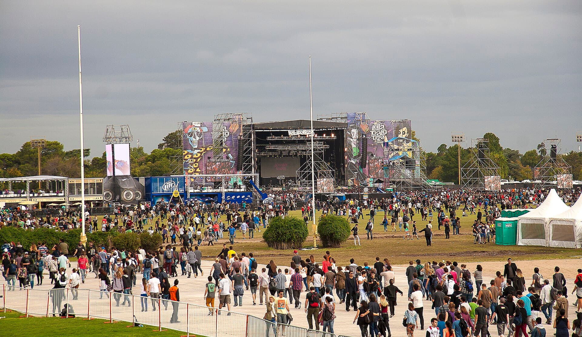 Mitre line train arriving at San Isidro station with passengers heading to the festival