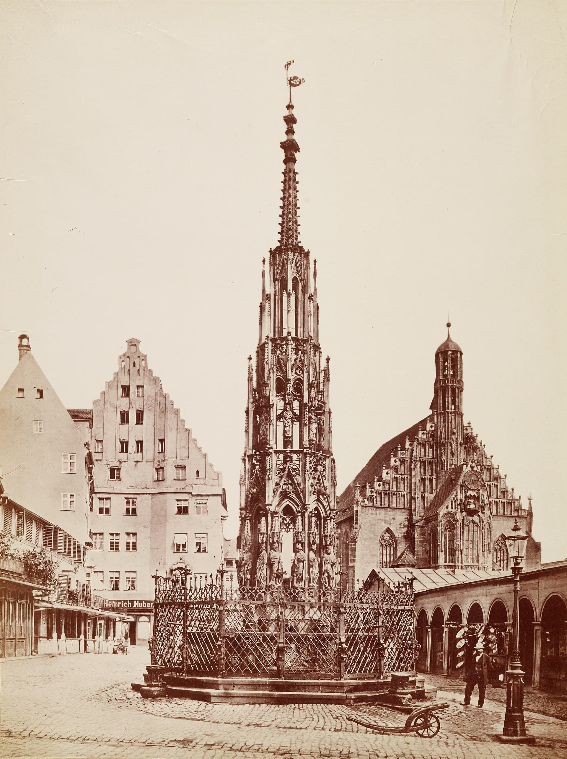 The Hauptmarkt in Nuremberg in the evening with the lit stalls and the Frauenkirche behind them