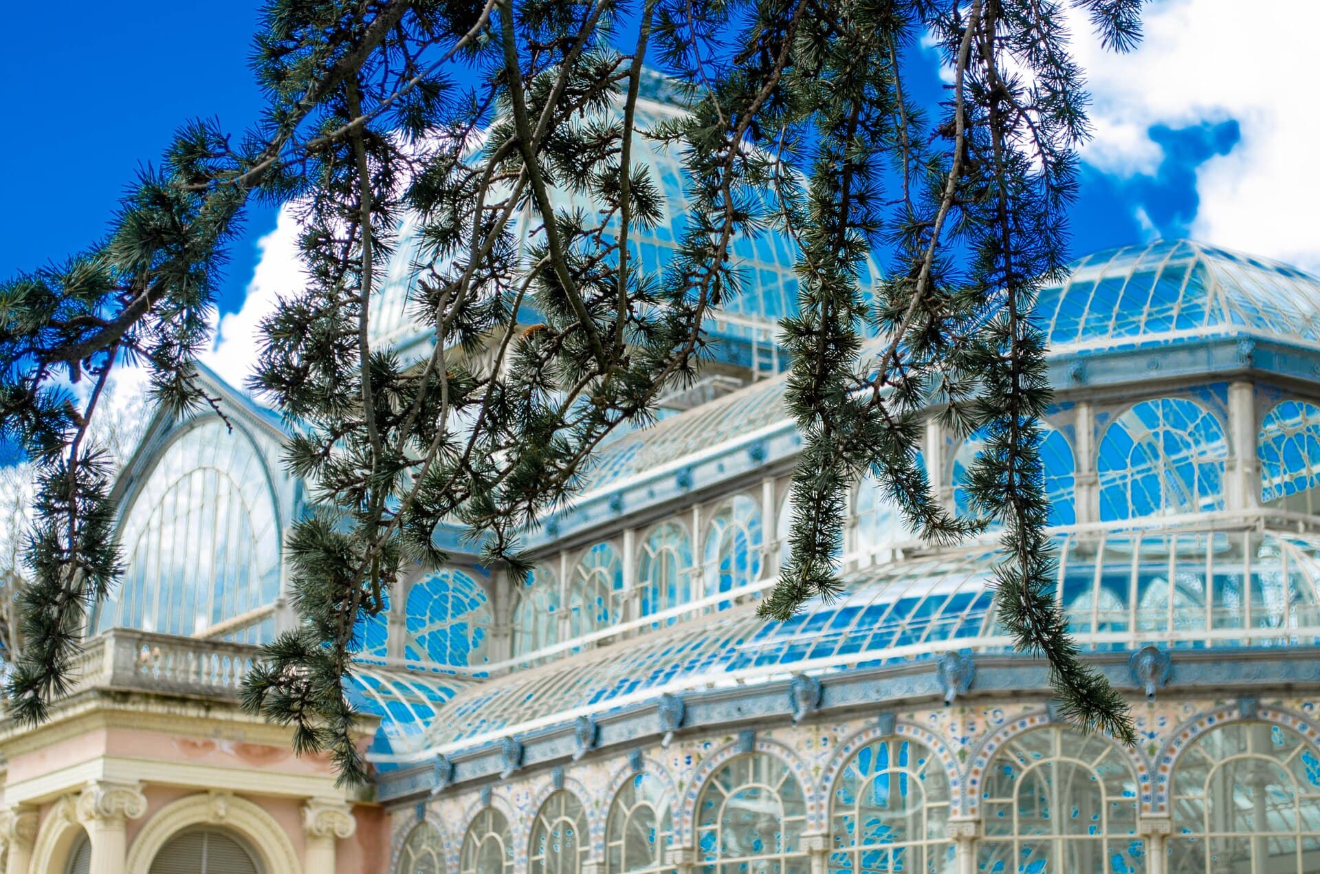 The Palacio de Cristal in Parque Itchimbía with the Quito skyline behind it