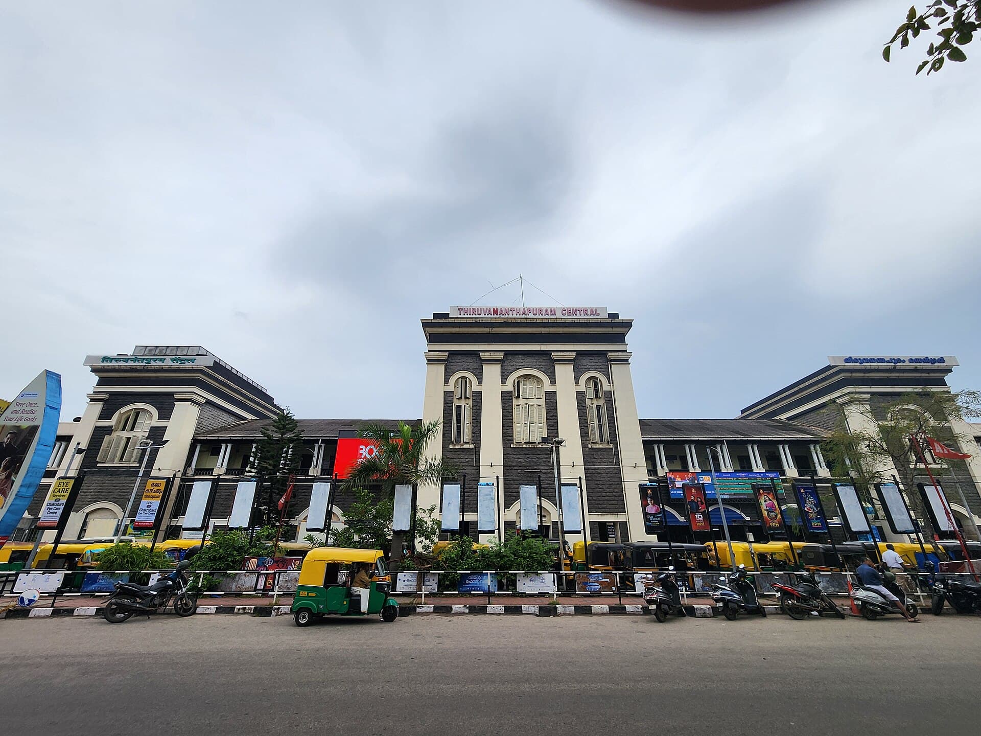 The main entrance of Thiruvananthapuram Central railway station facing the central bus stand at Thampanoor