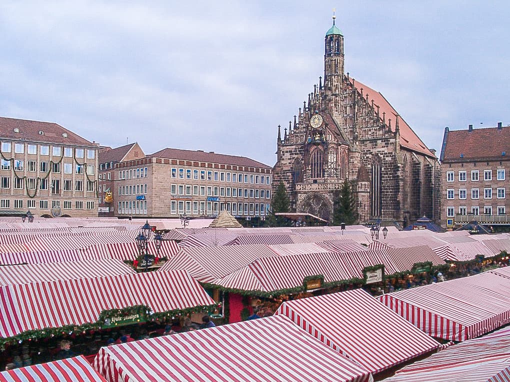 The Christkind speaking the Prolog from the balcony of the Frauenkirche above the crowded Hauptmarkt at dusk