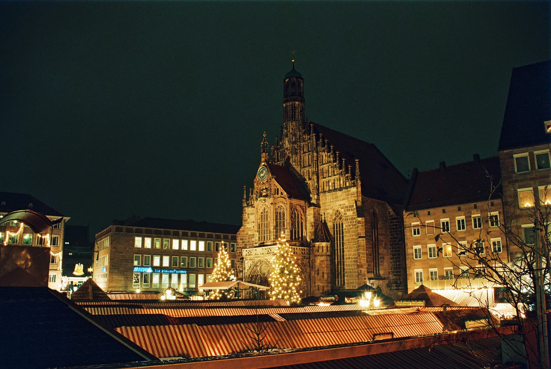 The Christkind on the balcony of the Frauenkirche speaking the Prolog above the Hauptmarkt