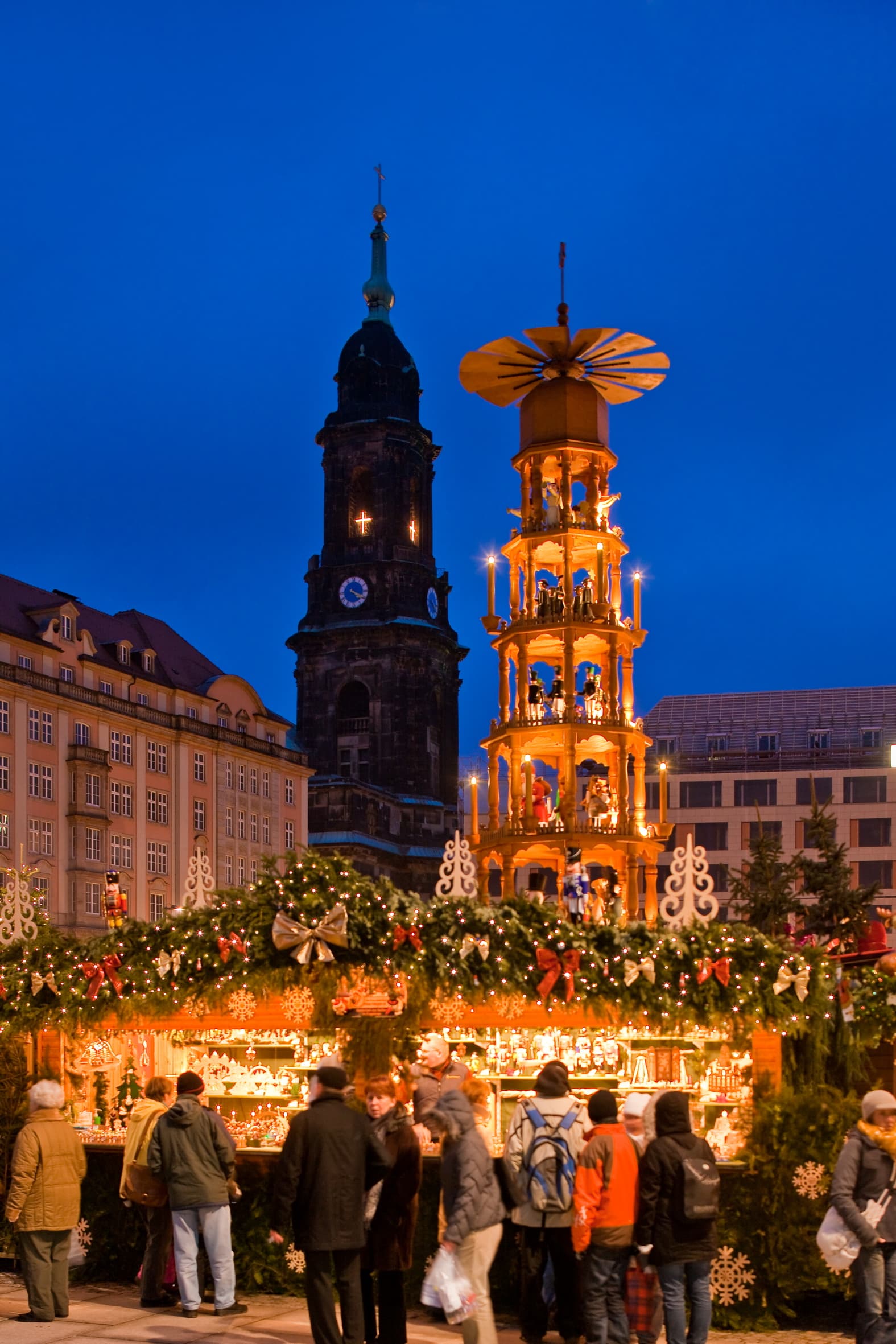 The tall Erzgebirge step pyramid with its wings turning above the Altmarkt stalls