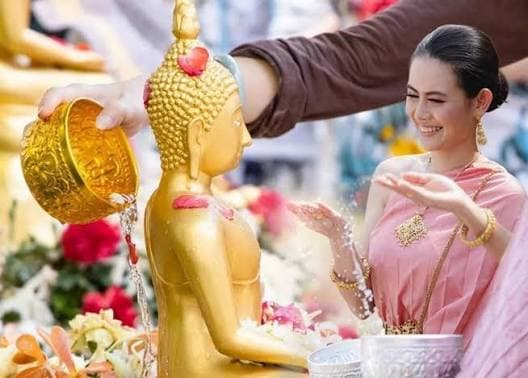 Lễ rước tượng Phật trong ngày Songkran ở phố cổ Chiang Mai