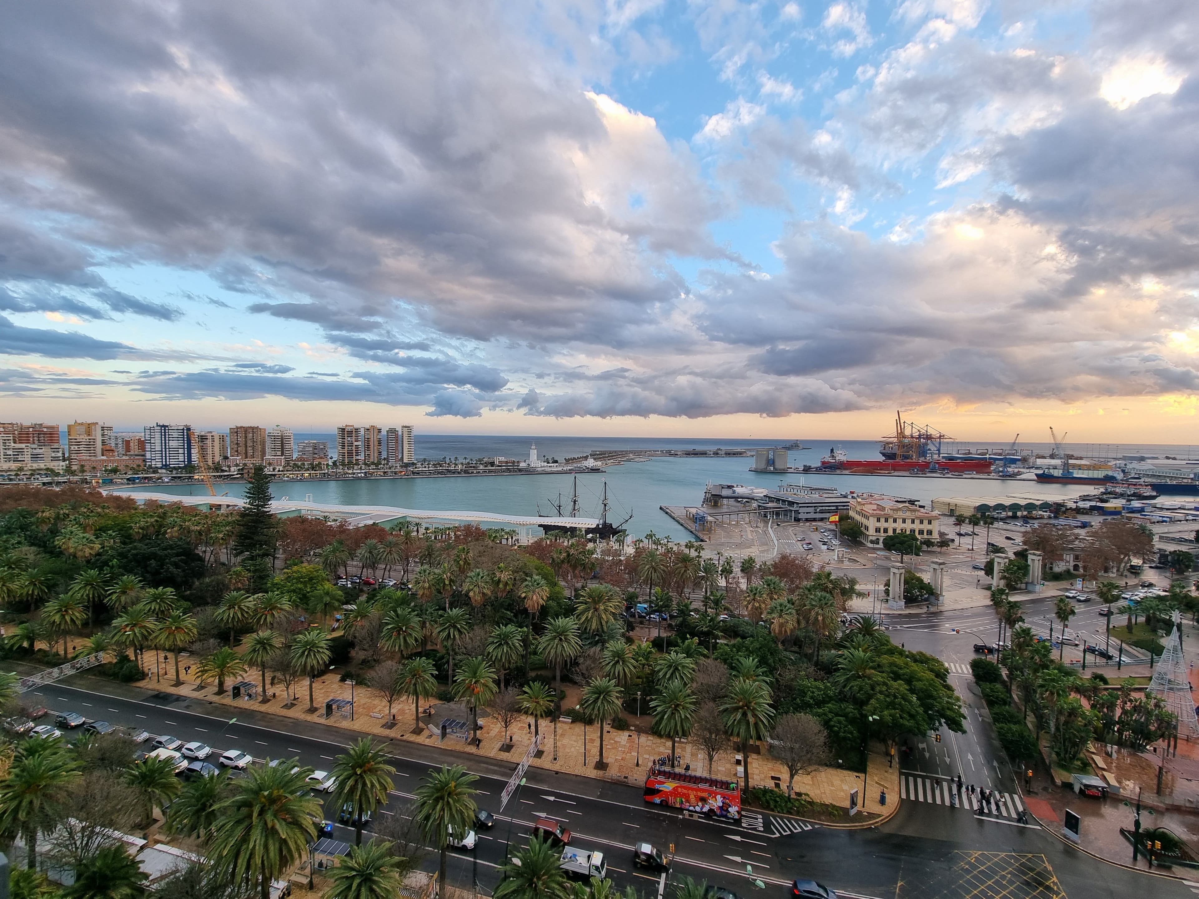 Con phố có ban công hoa ở khu phố cổ Ciutat Vella, Valencia